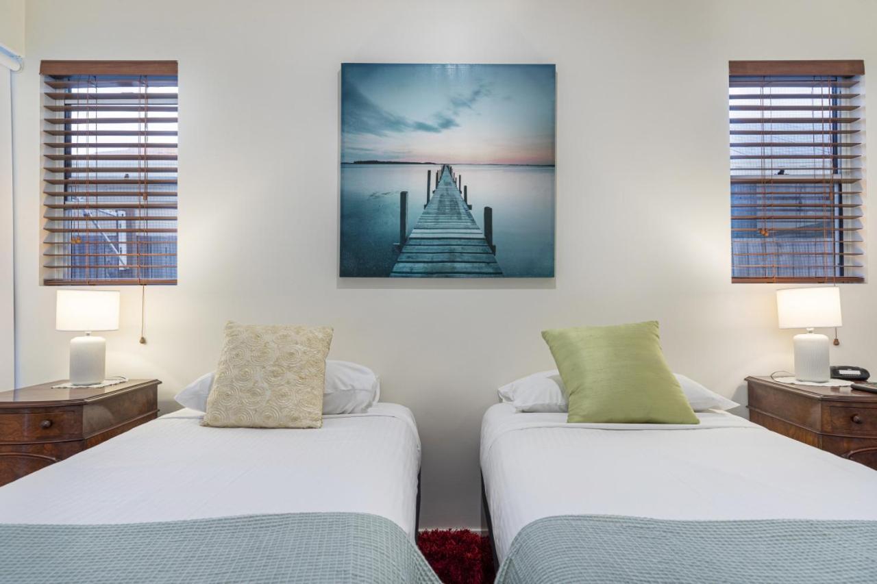 Luxury Resort Style Villa Pool By Custom Bnb Hosting Pelican Waters Экстерьер фото
